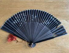 Swissair Schwarz und Gold Handbemalter Papier Bambus Faltfächer.