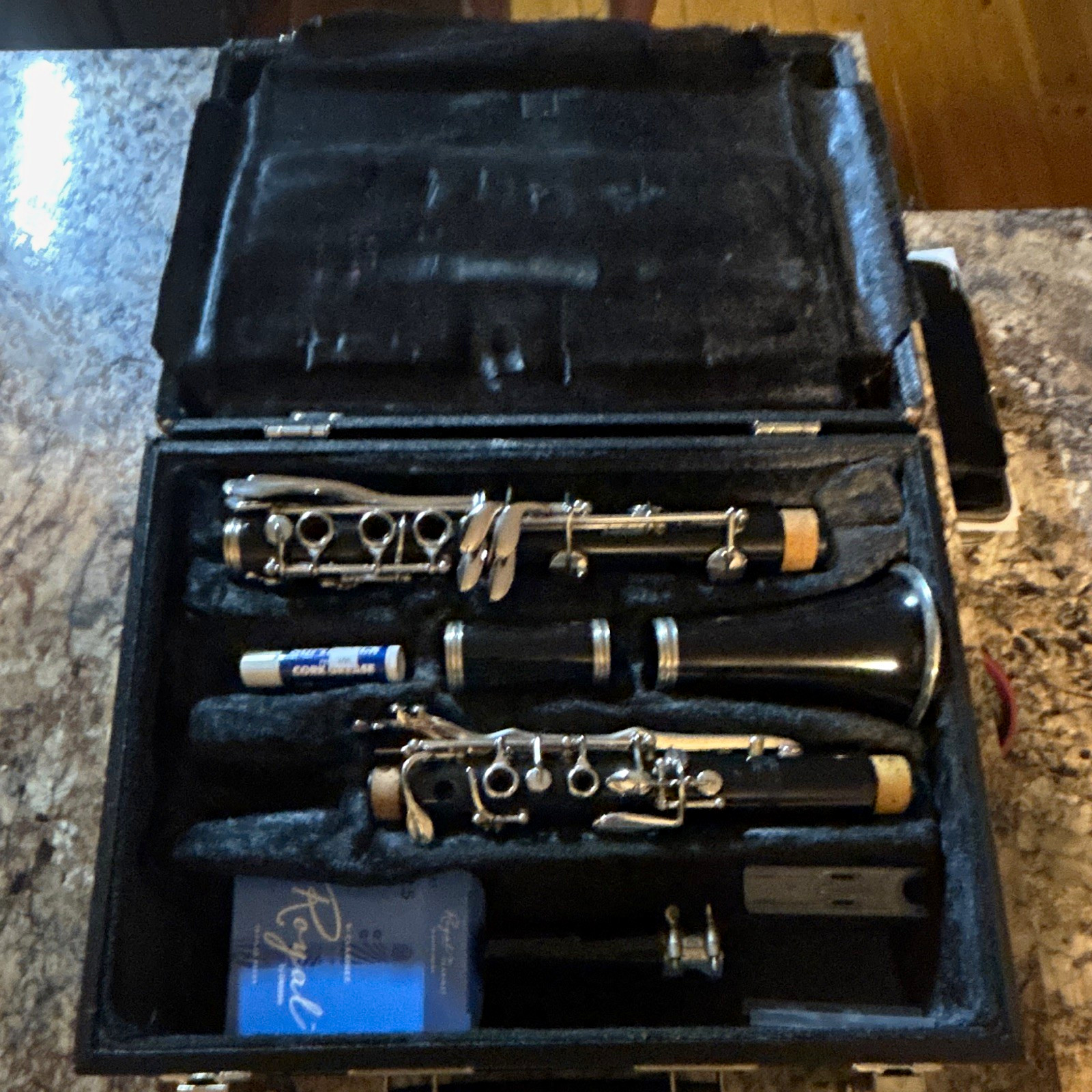 Bundy B flat Clarinet in Bb Closed Hole Key Type Black w/ Hard Case Included
