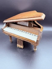 Vtg Concord  Oak Color Grand Piano Dollhouse Miniature Bench Stool With Box