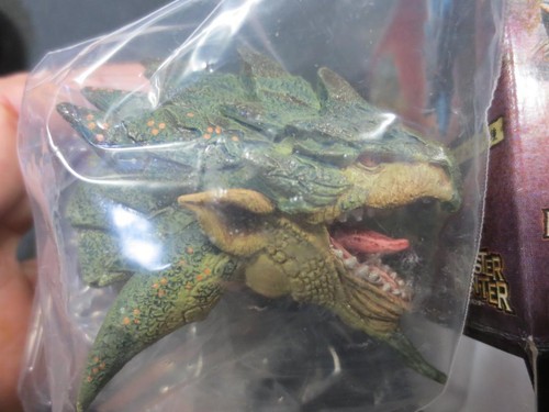 Monster Hunter Rioreia Magnet Collectible Trophy Used with Box & Bag - Picture 2 of 4
