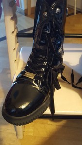 anfibi donna vernice