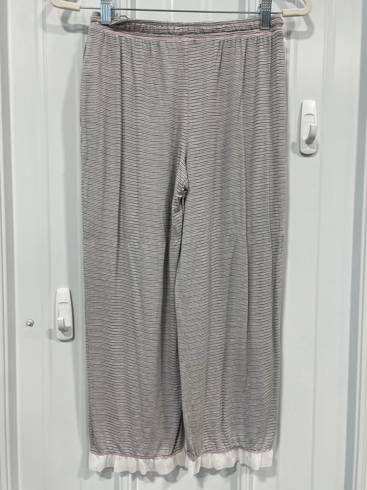 Conjunto de pijama con volantes de malla Layla talla pequeña mediana rosa gris a rayas salón Foto 4 de 4