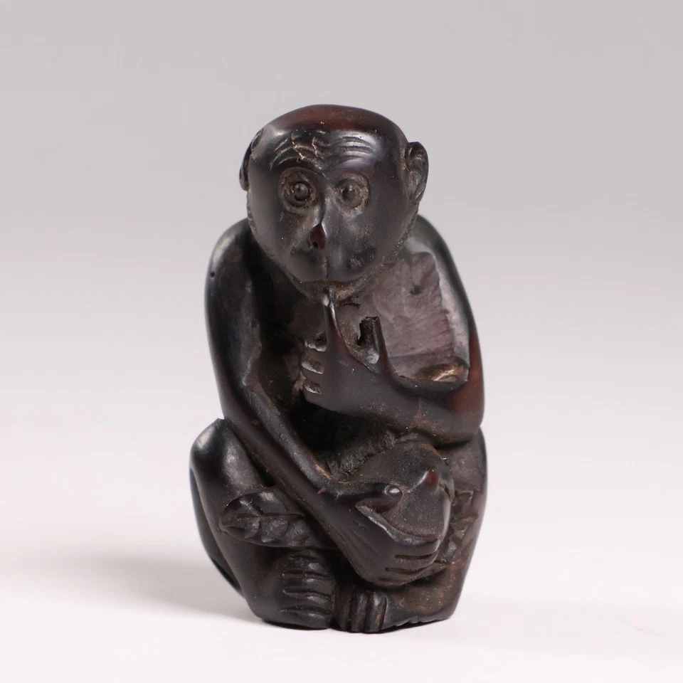 Netsuke japonés tallado en madera mono y melocotón 1,87 pulgadas Inro Ojime Meiji era 19 Foto 2 de 4