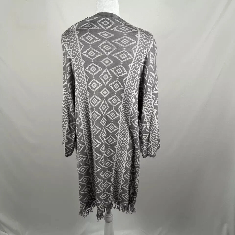 Cárdigan Suéter Plumero Grande Informal Skies are Blue Stitch Fix Gris Blanco Foto 3 de 4