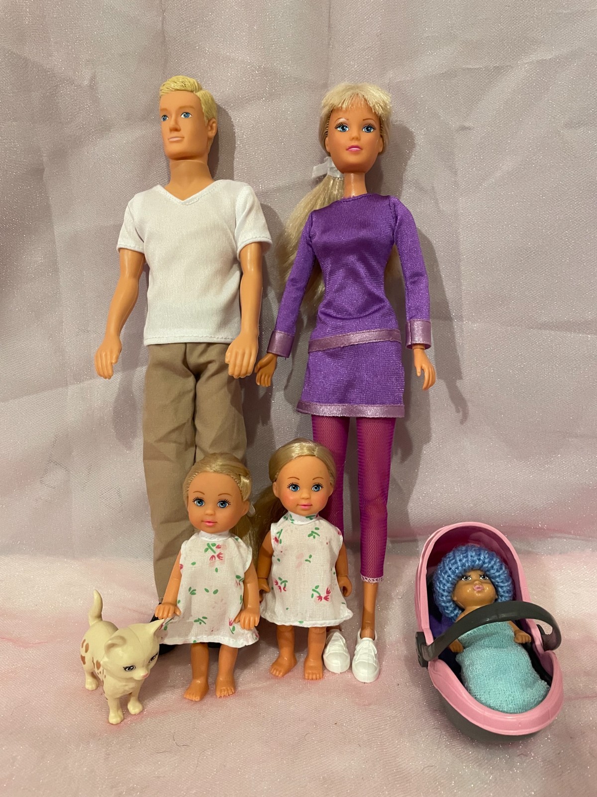 Set Of 5 People With Mom, Dad, 3 Kids And A Cat