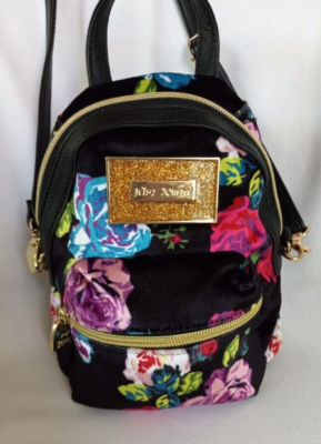 andrea white maxi bum bag and mini backpack My training days get can get pretty packed so its important to keep my  backpack packed too! I love this 45L backpack from @arenainternational !  :), #ad #PlanetWater