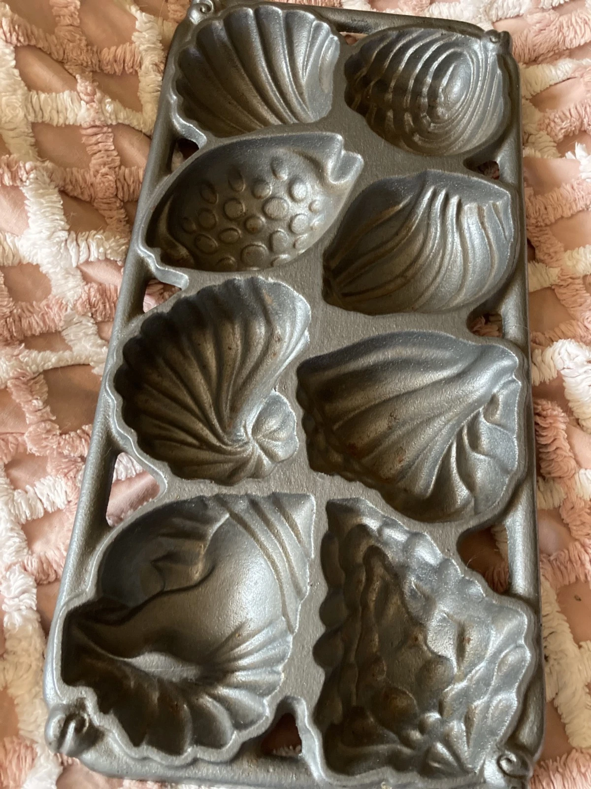 cast iron muffin/cake pan John Wright USA 14" x7" Shell pattern 1989
