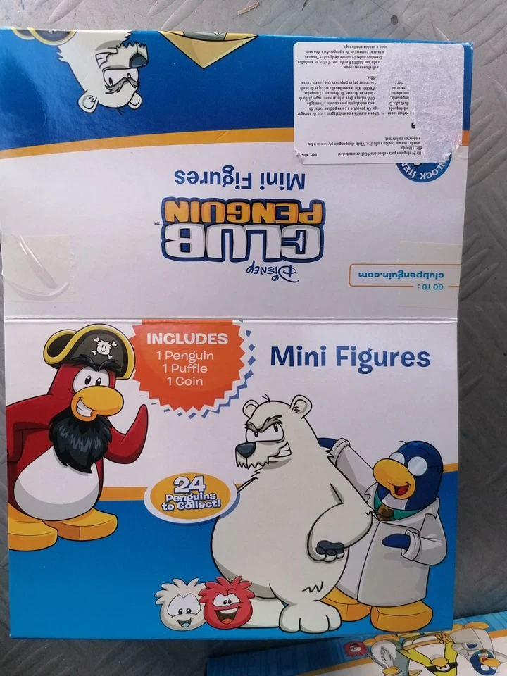 Box Espositore Completo Di 24 Bustine Mini Figures Club Penguin Disney Serie 1 - Immagine 3 di 4