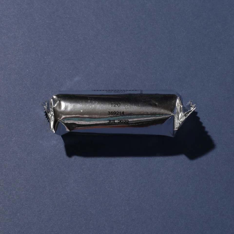 Película negativa Rollei RPX400 120 EXPIRADA en blanco y negro, caducada en julio de 2022 Foto 2 de 3