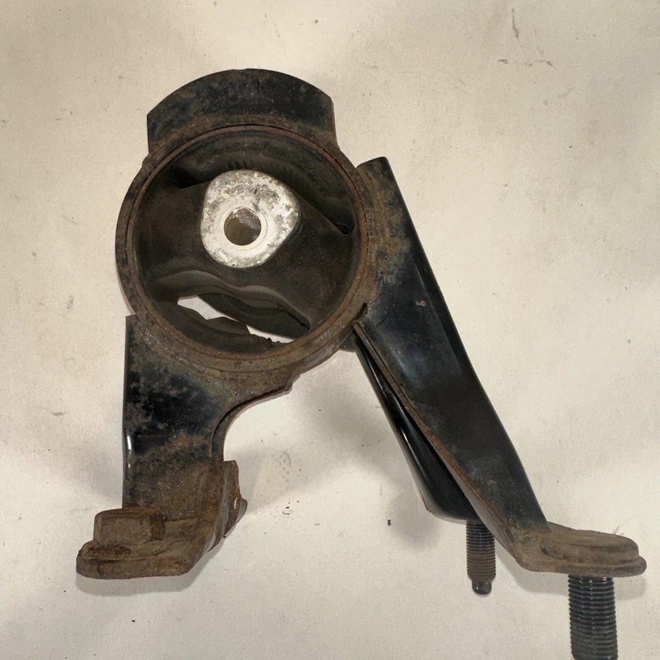 Toyota Prius V 2016-2017 motor transmisión montaje trasero OEM Foto 4 de 4