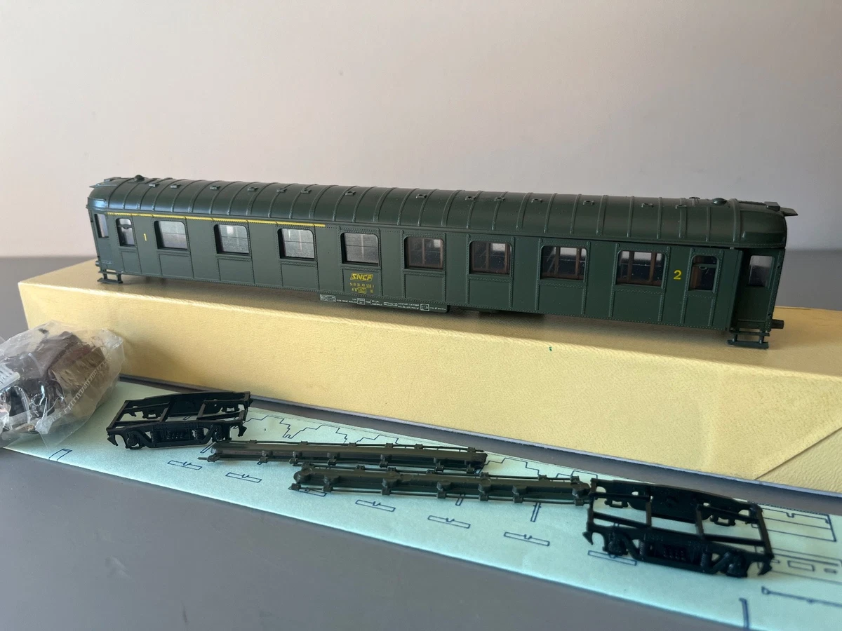 La voiture voyageurs 2e classe a 3 essieux en miniature de CPMR au HO HO