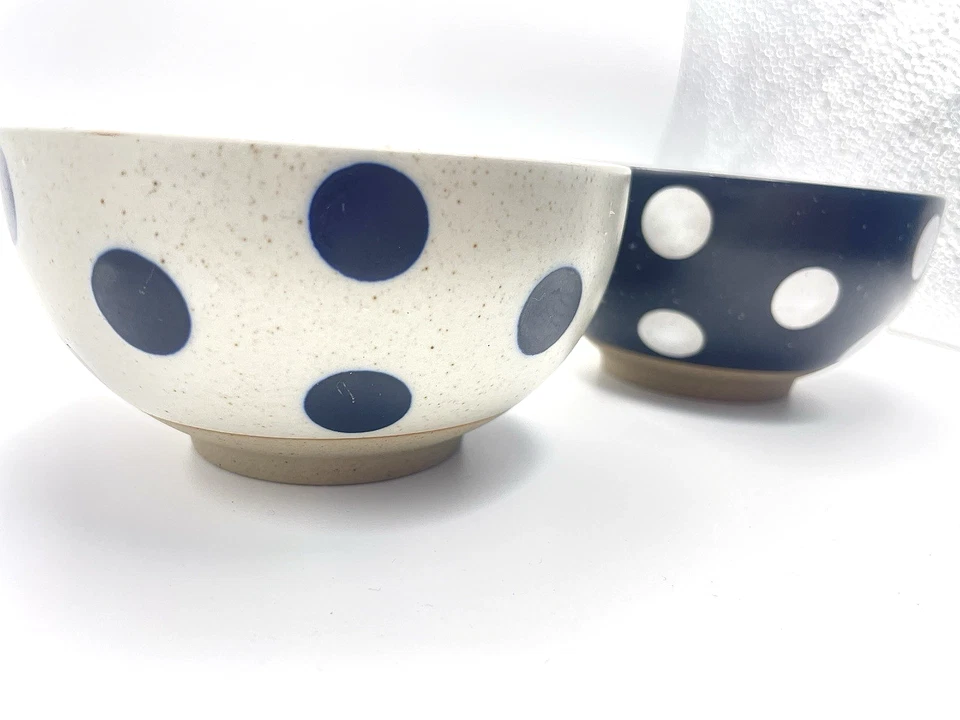 Juego de dos cuencos de gres a lunares de 4,5 pulgadas marca exclusiva Foto 2 de 4