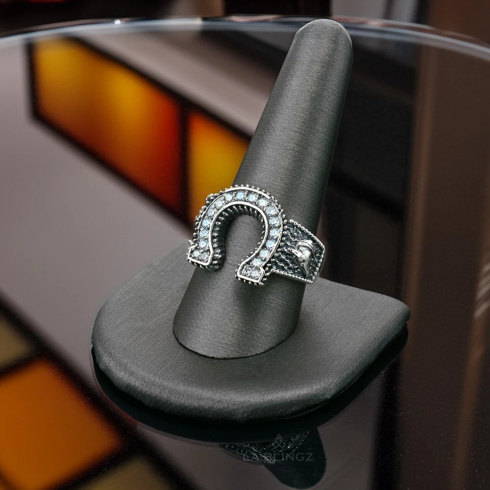 Anillo de herradura de la suerte de circonita cúbica oxidada para hombre Foto 2 de 4