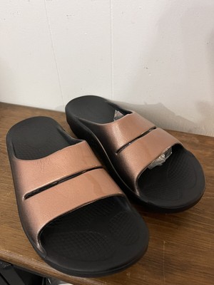 Oofos 9 Slides Rose Gold Metallic 