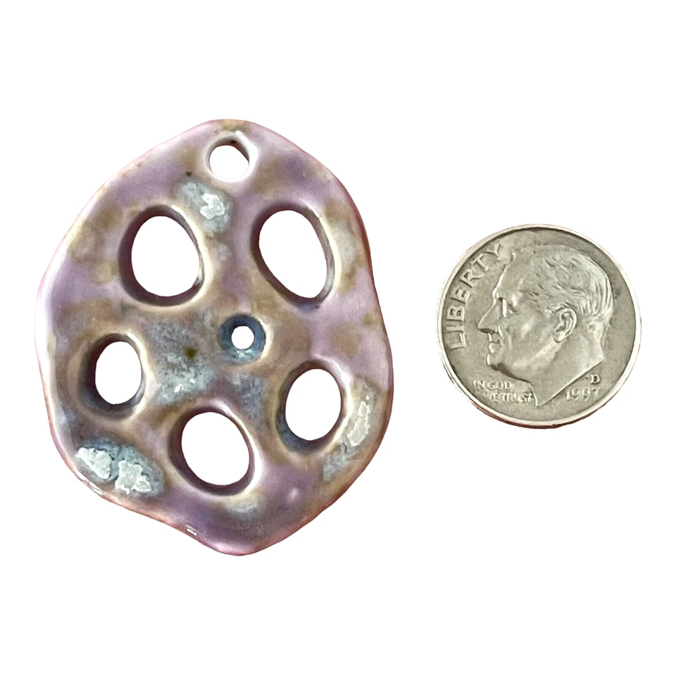 Colgante de porcelana vaina de semillas de loto rebanada hecha a mano mármol lavanda punto focal Foto 2 de 3