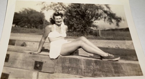 Rare Vintage American Beautiful Woman Long Legs Keds Shoes Snapshot Photo 1950s - Picture 3 of 5