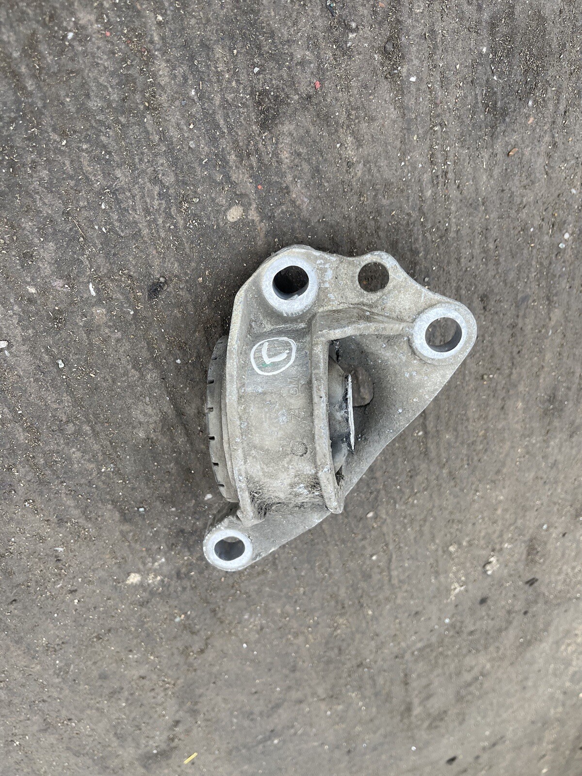 VAUXHALL ASTRA K MK7 REAR AXLE MOUNT RIGHT DRIVER SIDE 39029212  