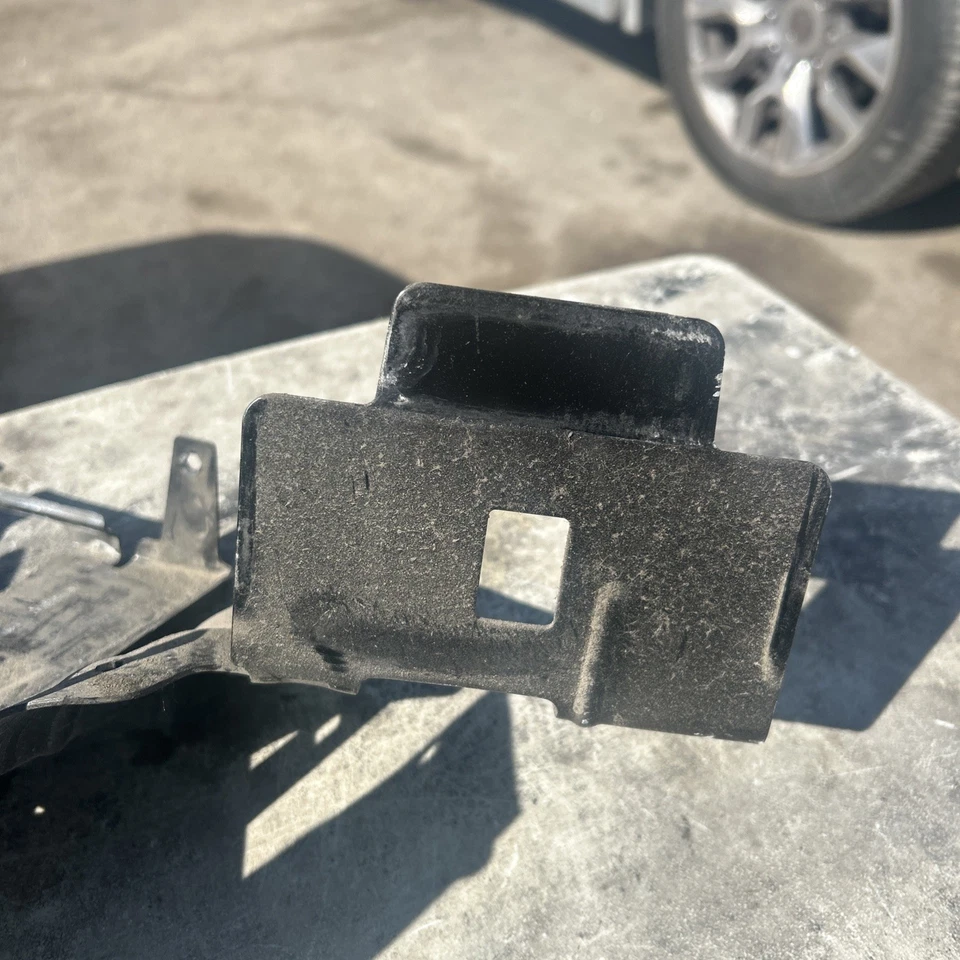 Chevrolet Malibu 2016-2020 soporte bandeja batería soporte 84015980 OEM Foto 4 de 4