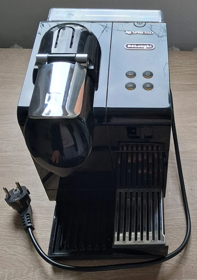 Nespresso Kaffee Kapselmaschine delonghi Lattissima EN 520.B + Zubehör
