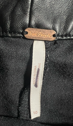 NEU FREE PEOPLE SCHWARZ VEGAN KUNSTLEDER PLISSEE MICRO MINI SKORT ROCK GRÖSSE 10 - Bild 3 von 8