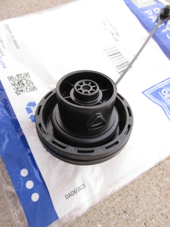 98 - 99 BUICK RIVIERA BASE 2D COUPE FUEL GAS TANK FILLER CAP WITH TETHER OEM NEW - Image 3 of 3