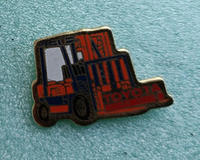 Rare Pin's Chariot élévateur Toyota TP