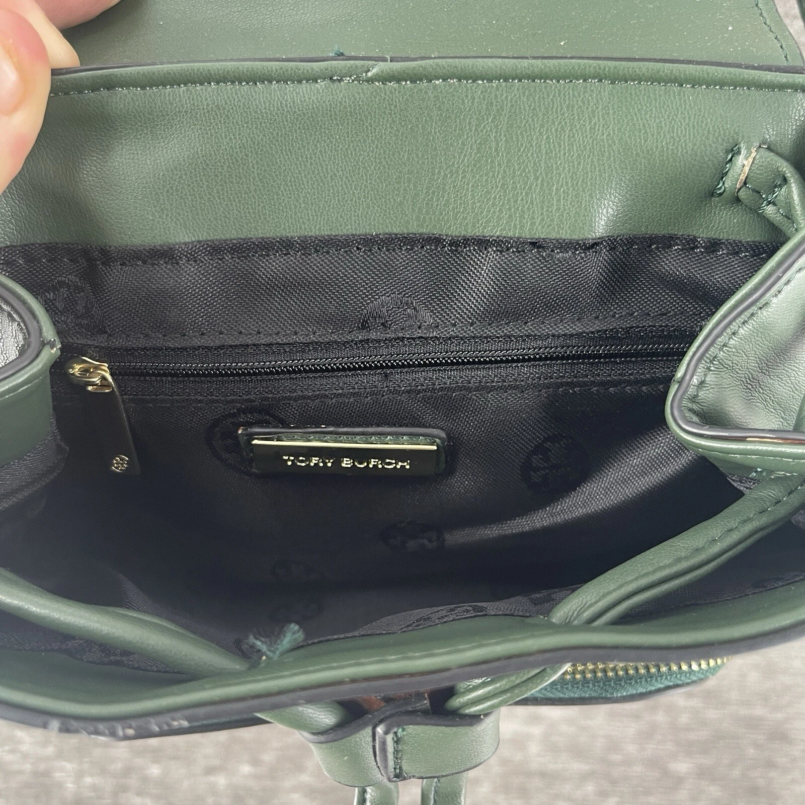 Zaino Tory Burch Fleming trapuntato pelle verde tasche tracolla regolabile RARO