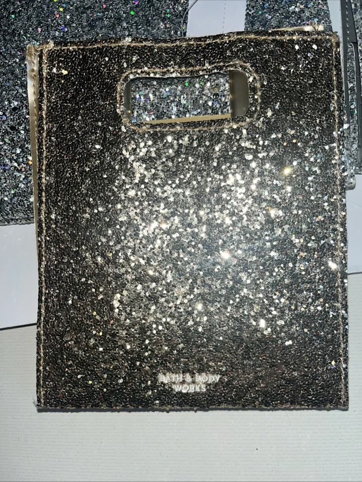 Lote de 2 mini bolsas de regalo plateadas y doradas brillantes de Bath & Body Works Foto 3 de 4
