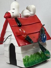Snoopy Doghouse w/Lights Christmas Times Here Song 2002 Peanuts Christmas