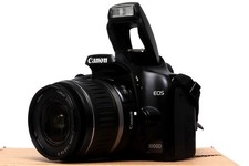 Canon EOS 1000D 10,1 MP DSLR mit Canon EF-S 18-55mm II Objektiv Live View + Zub