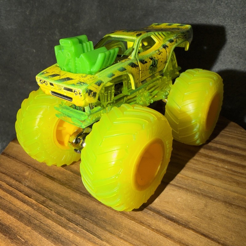 HOT WHEELS MONSTER TRUCKS, RODGER DODGER,2018 SICK STUFF,  YELLOW/GREEN 1:64 