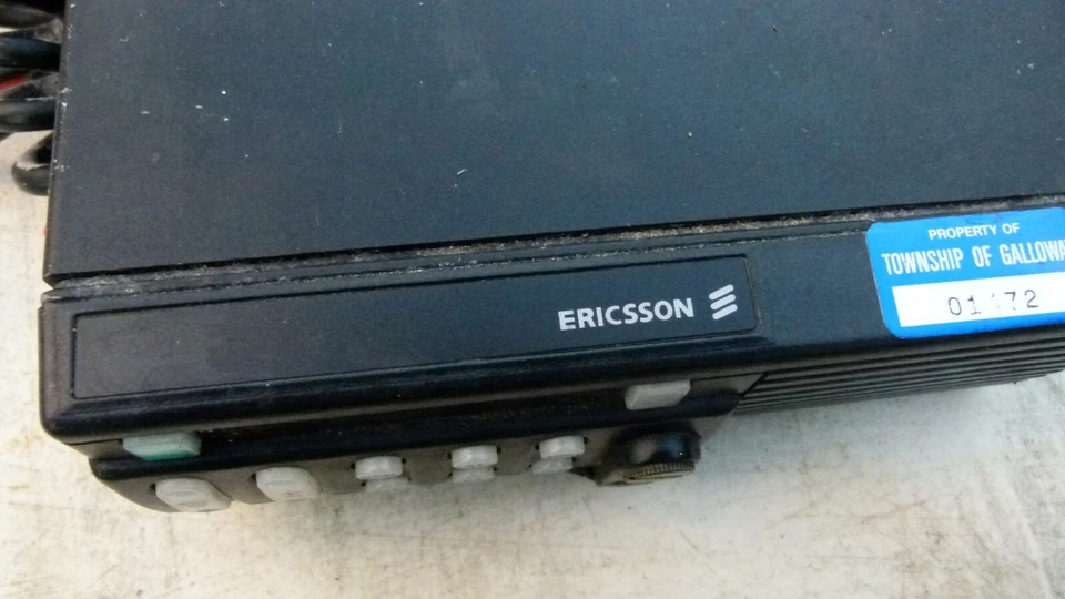 Radio bidireccional Ericsson modelo PM28EP con micrófono GE Communications Foto 3 de 4