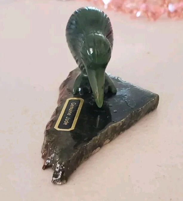 Estatuilla de pájaro kiwi de jade nefrita tallada con soporte de jade genuino Foto 2 de 4