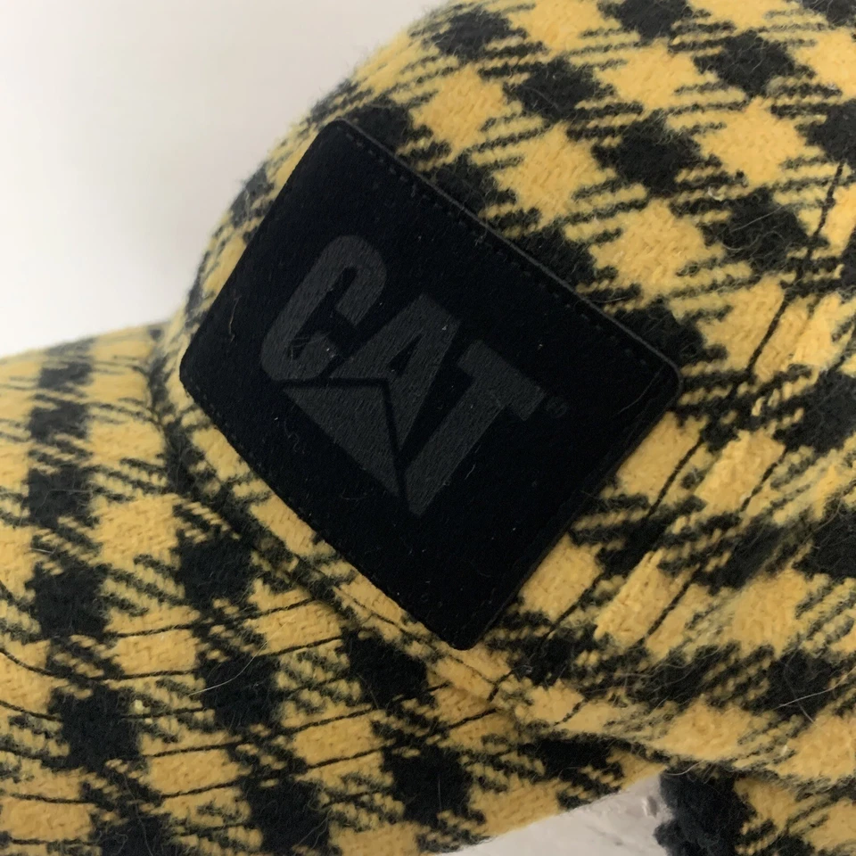 Gorra CAT Negra y Amarilla Cuadros Sherpa Forrada Ala Orejeras Cálida Invierno Foto 2 de 4