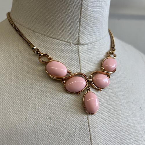 Vintage Signed TRIFARI Gold Tone Pink Lucite Cabochon Necklace❤️ - Picture 3 of 9