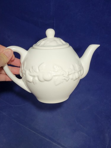 Vintage Waccamaw White Fruit Ceramic Teapot, Made In Portugal - BEAUTIFUL - Picture 16 of 17