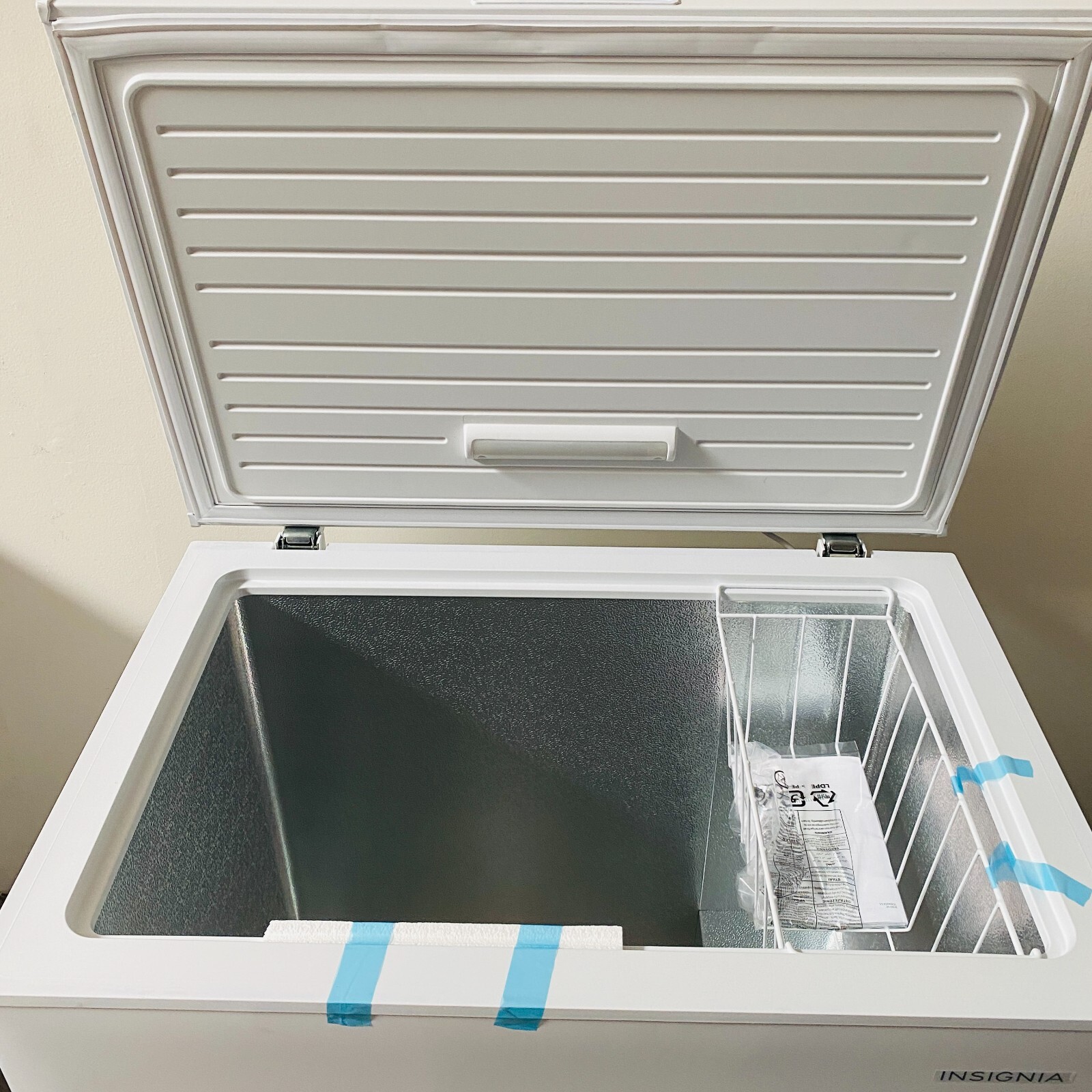 Insignia™ 7.0 Cu. Ft. Garage Ready Chest Freezer NSCZ70WH0