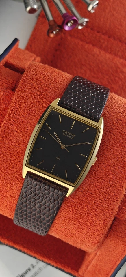 Reloj de cuarzo Orient vintage caja tono dorado esfera raíz cerveza correa original funcionando Foto 2 de 4