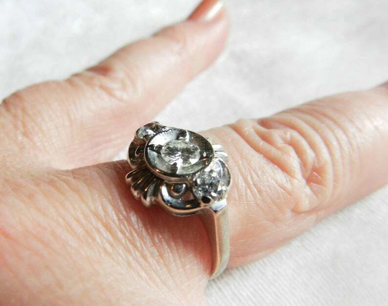 Anillo de compromiso de plata de ley con halo de diamantes redondos blancos de 2,20 quilates de tres piedras Foto 4 de 4