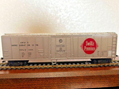 SWIFT '' PREMIUM MEATS '' - 50ft MECHANICAL REEFER CAR- HO Scale -DISPLAY