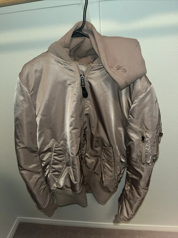 Jaqueta Bombardeiro ALPHA INDUSTRIES Feminina MA-1 Natus com Capuz Rosa Tamanho GG - Imagem 2 de 4