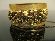 Vintage Art Nouveau Victorian Revival Gold Tone Floral Bangle Bracelet Hinged!1