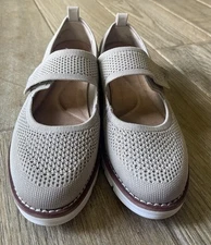 NWOB Easy Spirit Venna Casual Mary Jane  Womens Beige Flats Size 7 1/2 