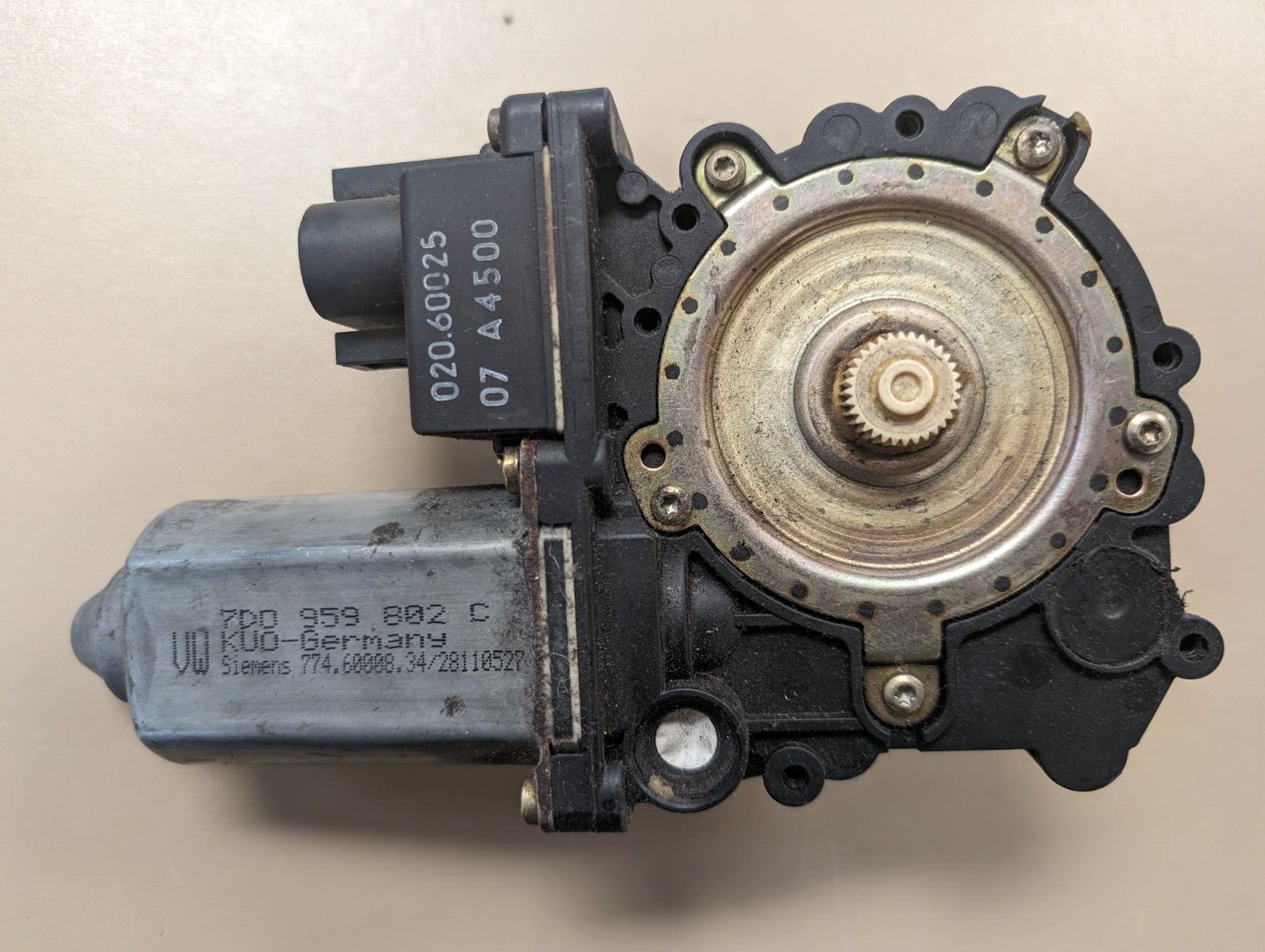 OEM GENUINE VW EUROVAN FRONT RIGHT WINDOW REGULATOR MOTOR 