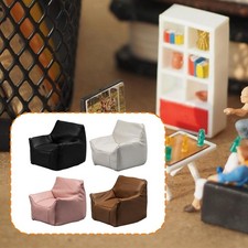 Modello in miniatura di divano monoposto per vetrina artigianale di una casa