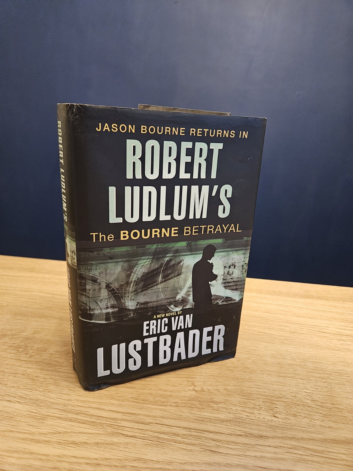 Robert Ludlum's The Bourne Betrayal by Eric Van Lustbader (Hardcover, 2007)