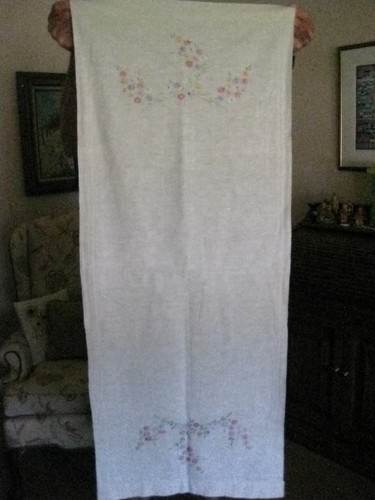 Vtg Table Runner Embroidered MCM Linen Grandma Cottage Core 18"x44" Farmhouse - Picture 2 of 4