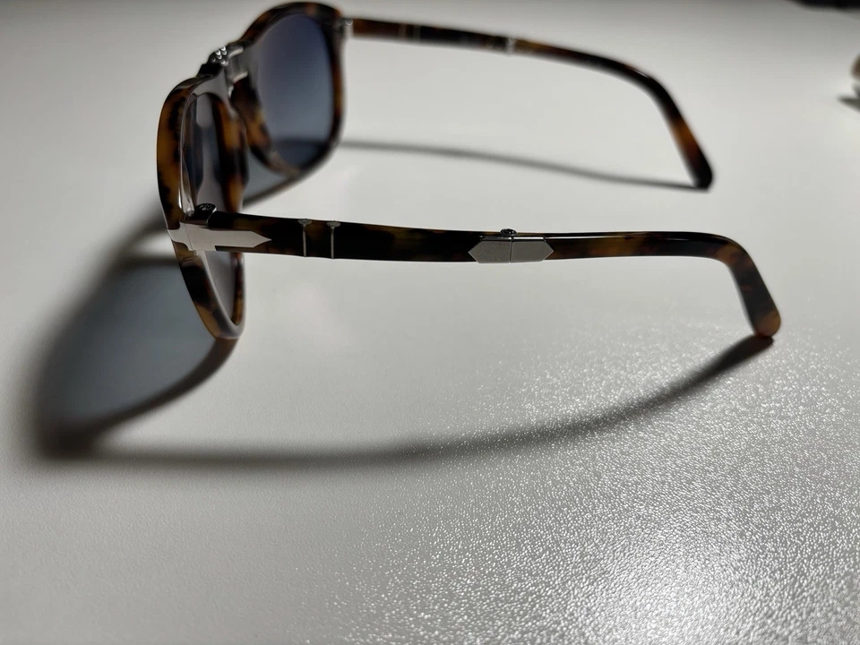 Marco de café Persol 714SM Steve McQueen con lente degradada azul. Foto 4 de 4