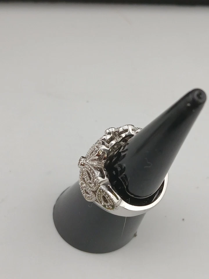 Anillo de moda LIA SOPHIA tono plateado piedras transparentes diseño floral talla 6  Foto 4 de 4