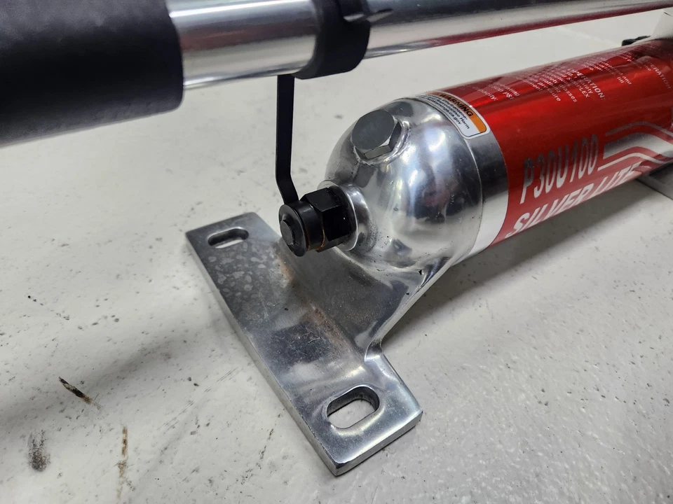  SIMPLEX 2 Speed Hand Pump, 1st 200psi, 2nd 10,000 psi Model: p30u100 - Image 4 of 4